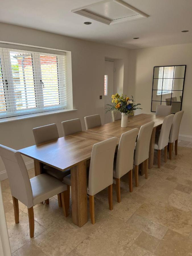 Spacious 6-Bed Home, Near The Norfolk Broads Clippesby Exterior photo